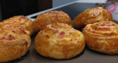Натираю сосиски и готовлю вкуснейшие булочки: простой и быстрый рецепт, который покорит всех
