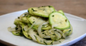 Кабачки не жарю и не запекаю: быстрый рецепт летней закуски, которая поразит всех - идеально к шашлыку