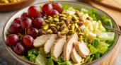 Салат с курицей, виноградом и фисташками: мой праздничный рецепт