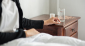 Стоит ли оставлять воду у кровати на ночь: мнение специалиста