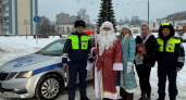 В Радужном сотрудники ГАИ вышли на патруль в образах Деда Мороза и Снегурочки