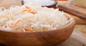 Чтобы квашеная капуста получилась вкусной и хрустящей, бабушка посоветовала добавлять в нее один ингредиент: готовлю теперь только так