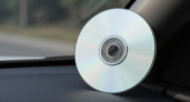 Зачем водители кладут компакт-диски под лобовым стеклом и чем опасен миф из 90-ых? Запомните ответ ГАИ раз и на всю жизнь