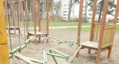 Деньги на ветер: вандалы сломали новую детскую площадку в Александрове