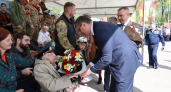 Во Владимире 100-летний ветеран встретил День Победы на площади с земляками