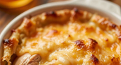 Сухая грудка? Забудьте! Эта запеканка с сыром и сметаной превращает курицу в нежнейшее блюдо