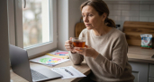 Вечно между родителями и детьми: тихая трагедия людей 50–60 лет, которые не пожили для себя