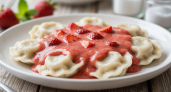 Всего 3 ингредиента, а вкус как в детстве: ленивые вареники за 5 минут с клубнично-йогуртовым соусом