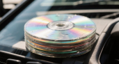 Для чего опытные водители кладут CD-диски под лобовик автомобиля: лайфхак из СССР, который выручал каждый день