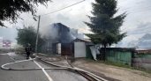 Во Владимире на улице Урицкого пожар охватил хозяйственные постройки и нежилой дом