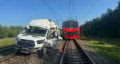 В Киржачском районе «Форд» столкнулся с электропоездом на переезде