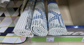 Отрезные коврики из Fix Price в ванной не прижились, зато очень сгодились на даче: режу на квадраты и леплю на стены - лайфхак на миллион