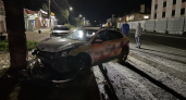 21-летняя женщина угнала машину в Александрове и врезалась в дерево