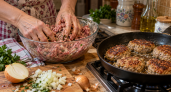 Почему нельзя вымешивать фарш руками: ошибки, которые превращают сочные котлеты в резиновые подошвы