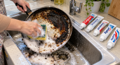 Зубную пасту скупаю коробками: вот как отмываю старые сковородки до блеска — рабочий лайфхак для умных хозяек