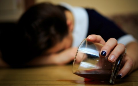 Новости России: 4 человека умерли из-за отравления алкогольным коктейлем