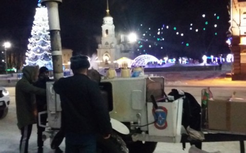 В Рождественскую ночь МЧС-ники накормили владимирцев кашей