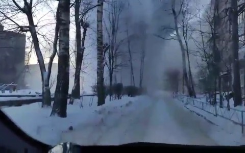 На Суздальском проспекте прорвало трубопровод (видео)