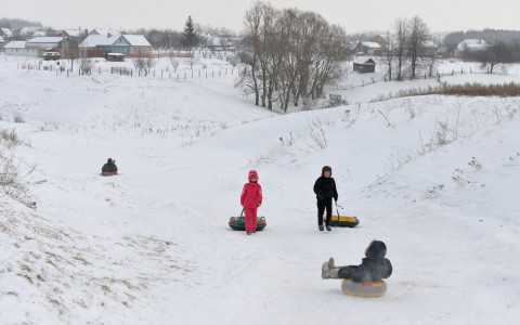 Новости России: пятилетний мальчик умер после катания на горке