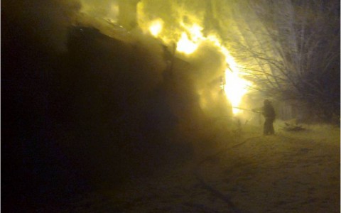 В селе Городищи молодой парень вынес из пылающего дома пожилую женщину