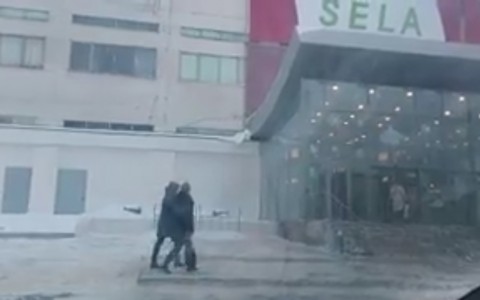 В Мегаторге сорвало наружную рекламу (видео)