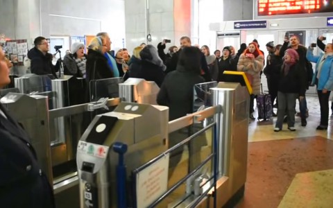 На Владимирском вокзале прошел флешмоб в поддержку народов мира (видео)
