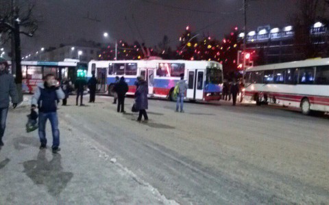 Утром во Владимире столкнулись сразу два автобуса и троллейбус