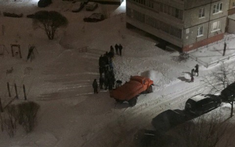 Из-за аварии на Нижней Дуброве людям пришлось мерзнуть в очереди за водой