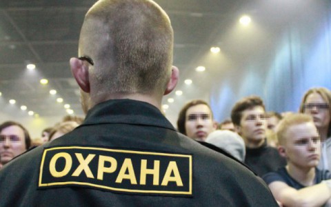 Охранник кольчугинского ночного клуба отобрал у девушки телефон из-за сэлфи