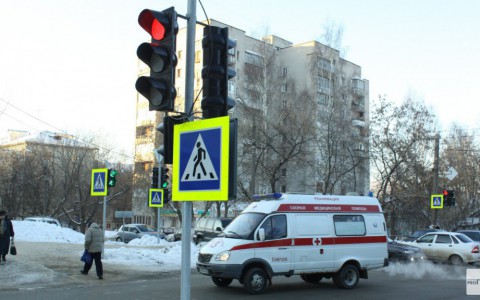 На Добросельской автобус сбил пенсионера, который перебегал дорогу