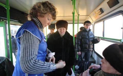 Во Владимире кондуктор троллейбуса вынес пассажира на руках