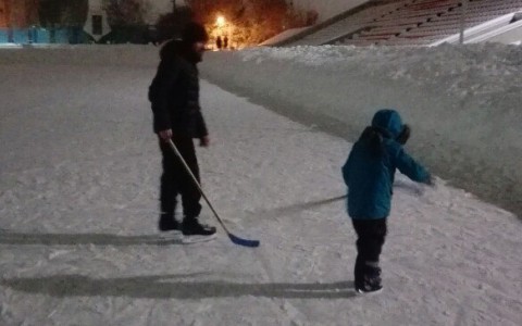 Каток на стадионе «Лыбедь» в будни утопает в снегу