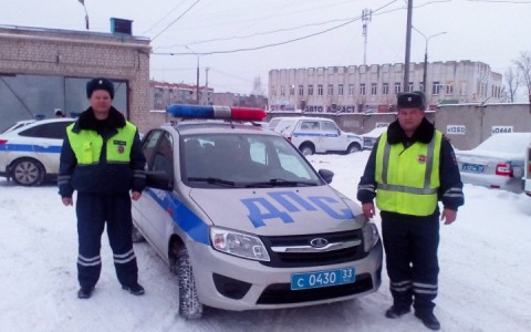 Сотрудники ГИБДД спасли замерзавших в автомобиле людей