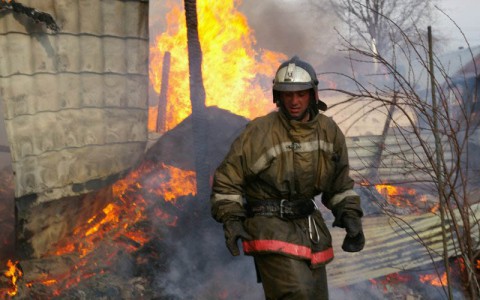 Во время пожара во Владимире женщина с ребенком на руках выпрыгнула из окна