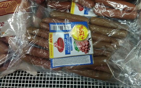 В местном супермаркете владимирцам предлагают "отведать" зеленых сосисок