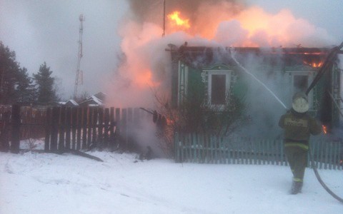 В Меленковском районе мужчина начал тушить горящий дом и сам едва не погиб