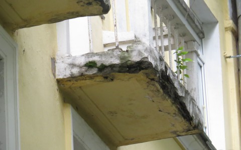 Владимирцам на голову того и гляди могут начать сыпаться балконы домов