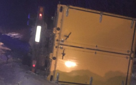 В Суздале "Камаз" выскочил на встречку и "снес" легковушку