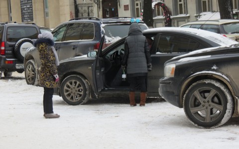 Горожанка: "Неизвестный мужчина попытался завлечь к себе в машину мою дочь и племянницу!"