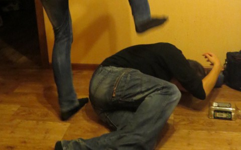 В Муромском районе мужчина зарезал приятеля и отправился за покупками