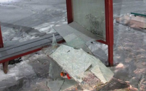 14-летний житель Мурома поругался с подружкой и разнес остановку