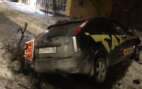 У "Руслана и Людмилы" столкнулись такси и троллейбус