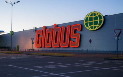 На парковке у Глобуса водитель на иномарке сбил пешехода и скрылся с места