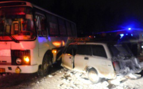 В Меленковском районе столкнулись автобус и легковушка