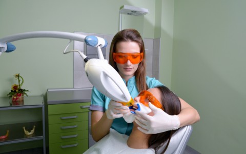 Современные технологии помогут вернуть былую белизну улыбке