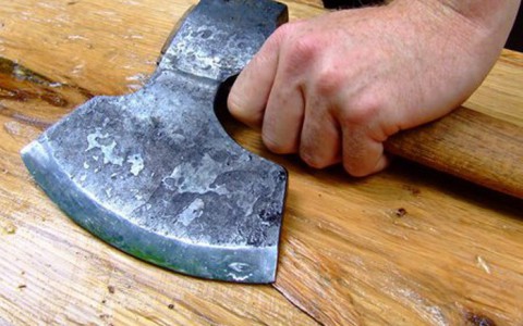 В Гусь-Хрустальном неизвестный напал на женщину с топором