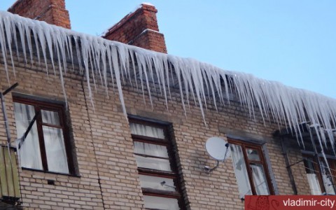 Владимирцев просят не ходить под карнизами зданий