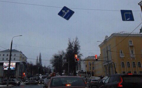 Дорожный знак в центре Владимира вот-вот упадет на одну из машин