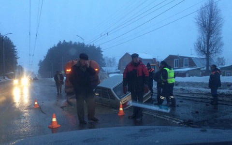 В Коврове легковой автомобиль провалился под асфальт