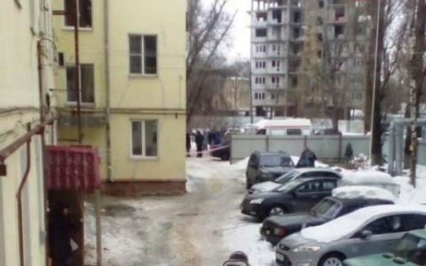 Новости России: Глыба льда упала на женщину с коляской